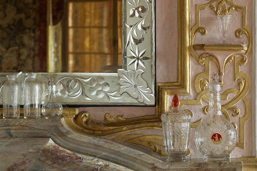 Schloss Favorite Rastatt, Gläser auf dem Kaminsims des kleinen Speisezimmers im Appartement der Markgräfin, Böhmen 1. Drittel des 18. Jahrhunderts