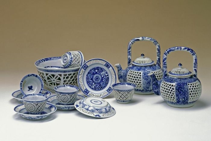 Un service à thé Loukong parmi la collection de porcelaines de Sibylla Augusta au château de la Favorite 