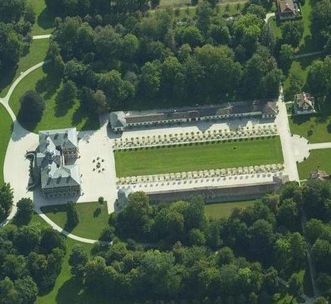 Luftaufnahme von Schloss Favorite Rastatt mit Schlossgarten