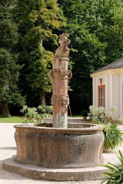 Schloss Favorite Rastatt, Brunnen im Hof