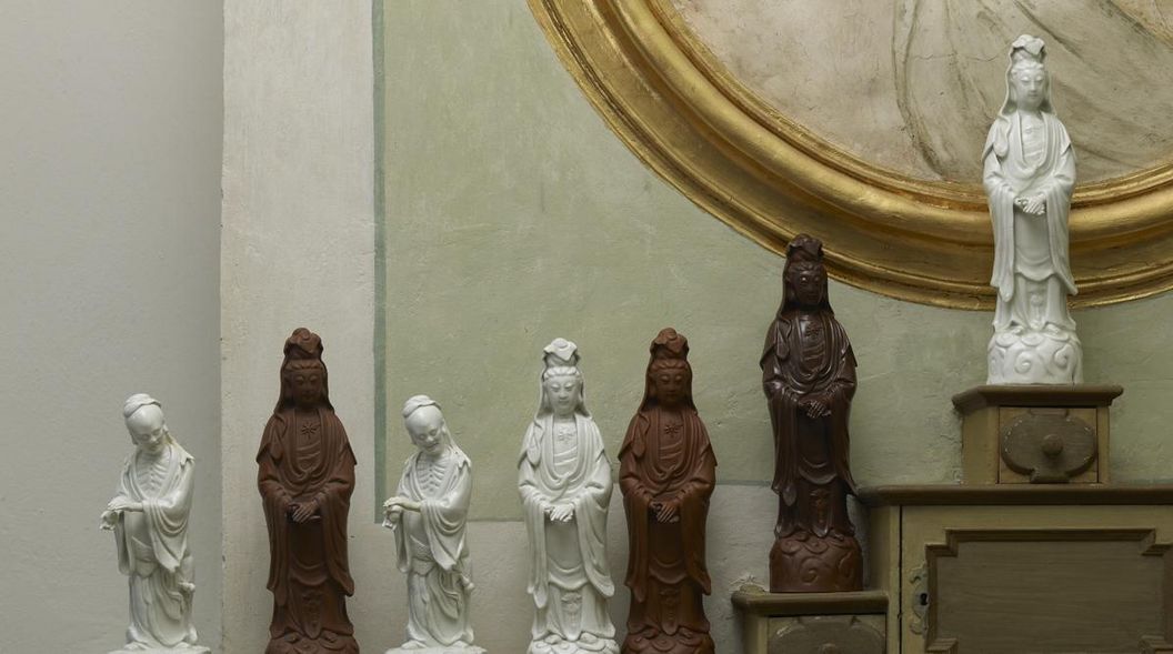 Figuren aus Porzellan und Böttgersteinzeug, nach asiatischen Vorbildern in Meißen gefertigt, Schloss Favorite Rastatt