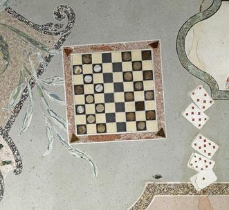 Spielkarten im Scagliola-Boden des Florentiner Kabinetts in Schloss Favorite
