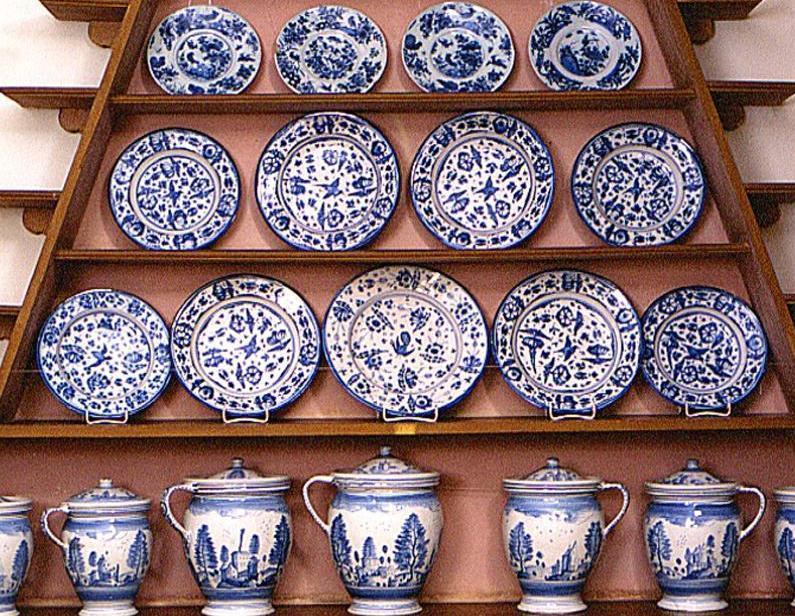 Étagère de présentation dans la cuisine ouverte du château de la Favorite de Rastatt 