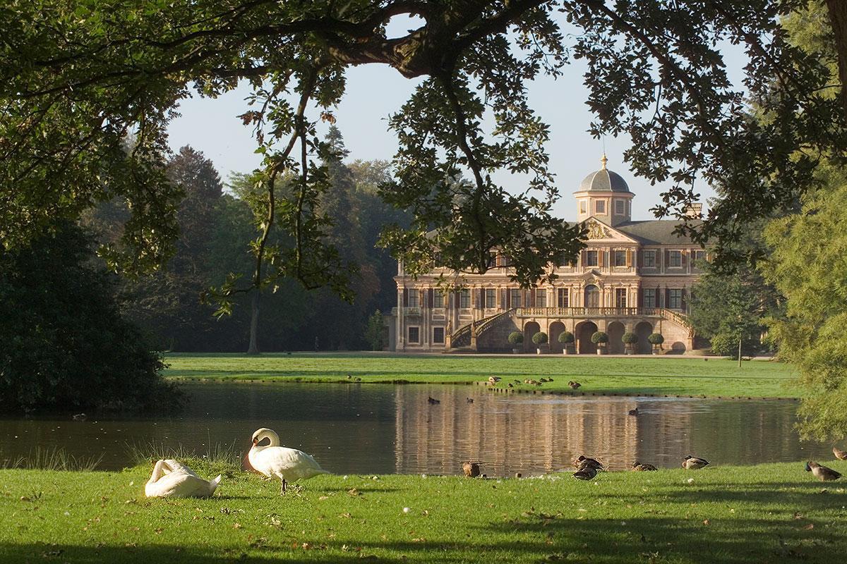 Schloss Favorite Rastatt mit Schwänen und Enten