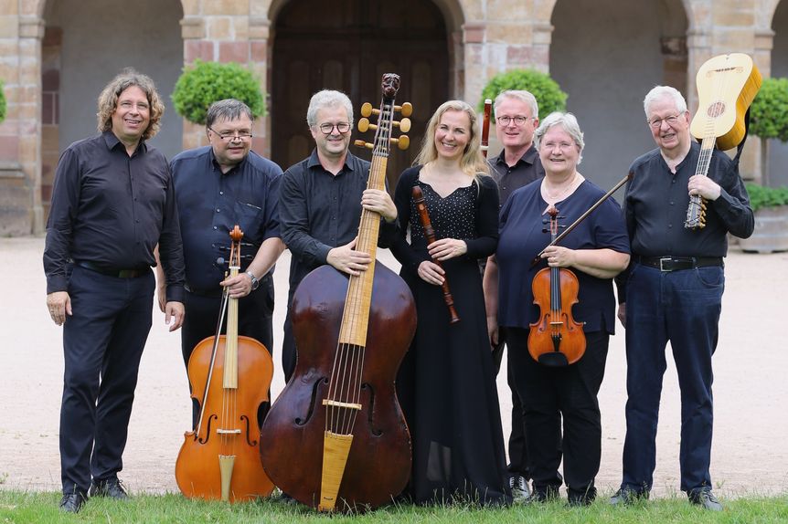Das Karlsruher Barockensemble stehend mit Musikinstrumenten