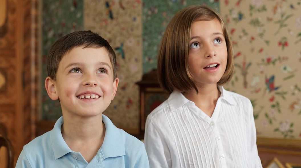 Wide-eyed children staring at bird-themed wallpaper in the Chinese room, Favorite Palace