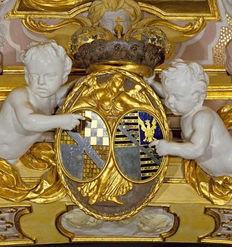 Allianzwappen von Baden und Sachsen-Lauenburg am Alkoven im Schlafzimmer der Markgräfin in Schloss Favorite Rastatt