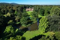 Foto: Staatliche Schlösser und Gärten Baden-Württemberg, Günther Bayerl Schloss Favorite Rastatt, Luftansicht des Schlosses umgeben von Wald