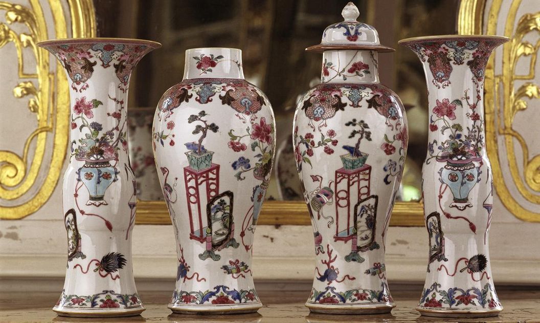 Chinesische Porzellane der Famille rose im Spiegelkabinett von Schloss Favorite Rastatt