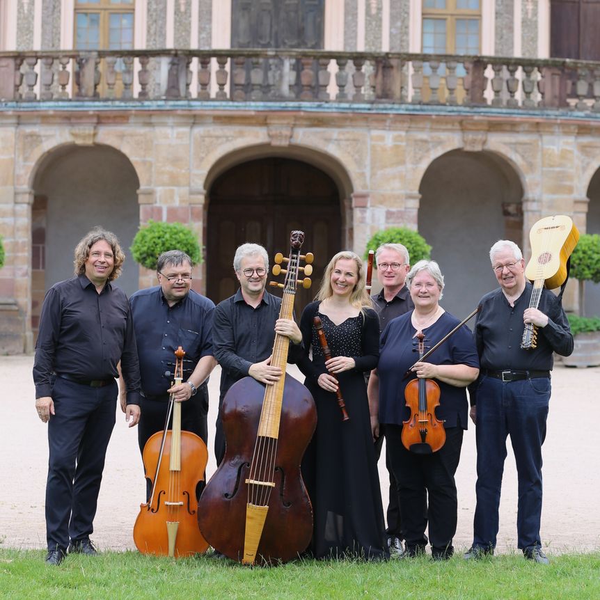  Das Karlsruher Barockensemble stehend mit Musikinstrumenten