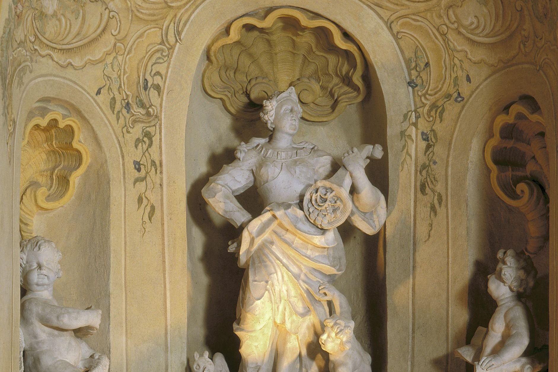 Schloss Favorite Rastatt, Skulptur im Gartensaal