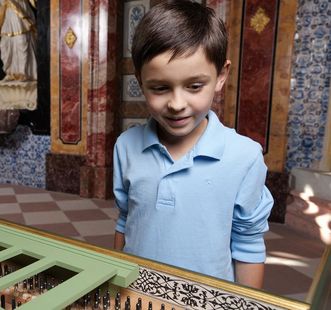 Junge im Schlosssaal, Schloss Favorite Rastatt