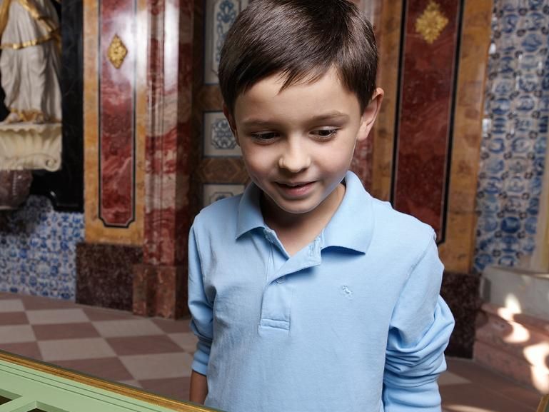 Junge im Schlosssaal, Schloss Favorite Rastatt