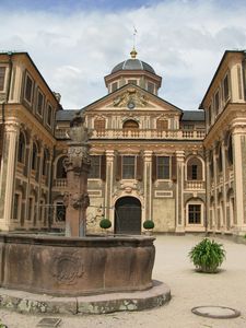 Die Fassade von Schloss Favorite Rastatt