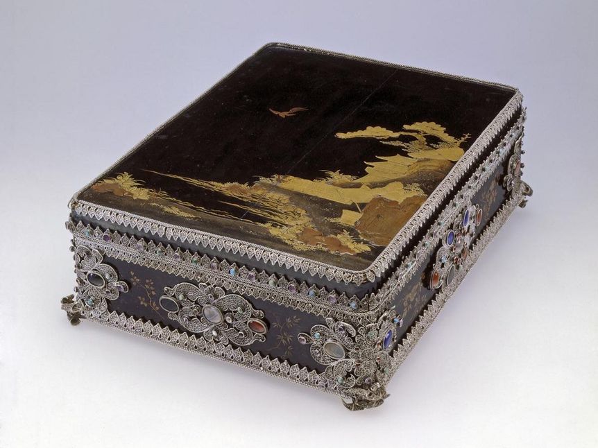 Residenzschloss Rastatt, Japanisches Lackkästchen mit Lackarbeiten auf dem Deckel und filigranem europäischen Silberbesatz.