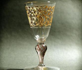 Kelchglas mit Goldbemalung vom Anfang des 18. Jahrhunderts